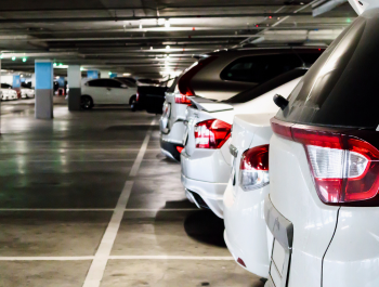 Caméra de vidéosurveillance haute définition dans un parking souterrain.